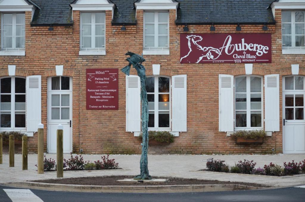 Logis Hotel Auberge Du Cheval Blanc Yvoy-le-Marron Exterior foto